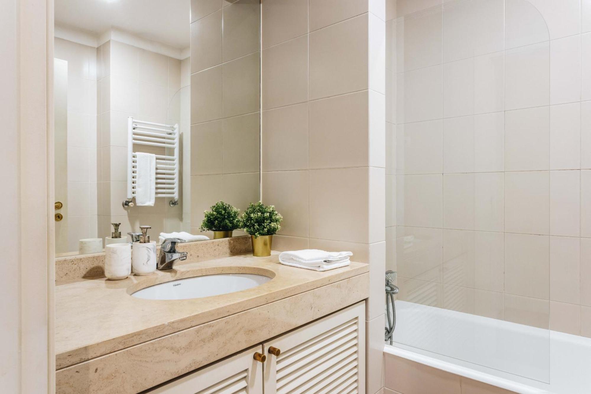 Great 1 Bdr Near Gaia Shopping Arrabida Esm Apartment